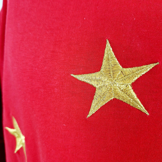 Einzigartiges und nachhaltiges Vintage Shirt in rot mit Sternen. Unique and sustainable vintage shirt in red with stars. Close-up.