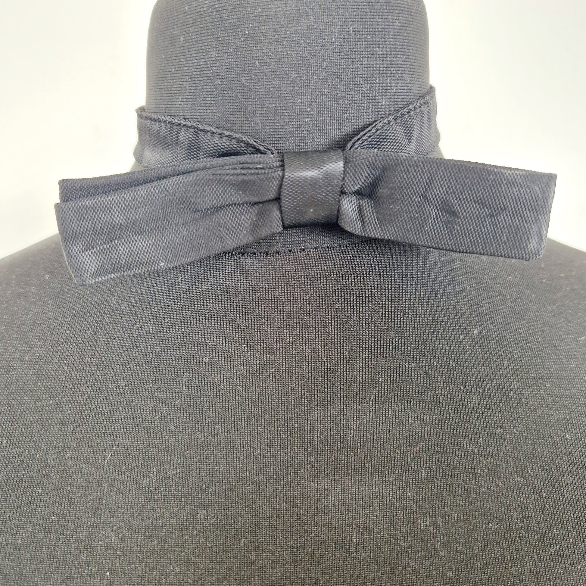 Einzigartige und nachhaltiges Vintage Fliege in schwarz. Unique and sustainable vintage bow tie in black. Front 2.