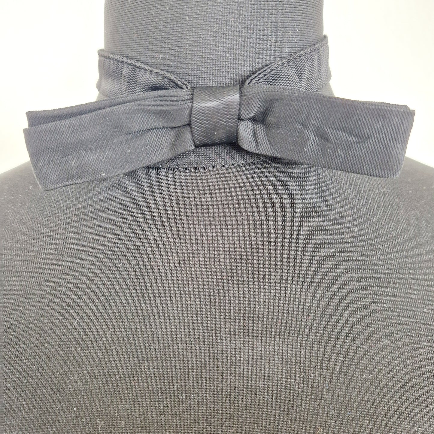 Einzigartige und nachhaltiges Vintage Fliege in schwarz. Unique and sustainable vintage bow tie in black. Front. 