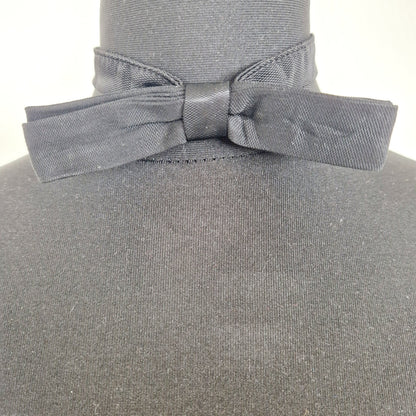Einzigartige und nachhaltiges Vintage Fliege in schwarz. Unique and sustainable vintage bow tie in black. Front. 