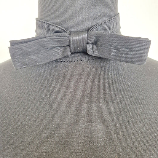 Einzigartige und nachhaltiges Vintage Fliege in schwarz. Unique and sustainable vintage bow tie in black. Front. 