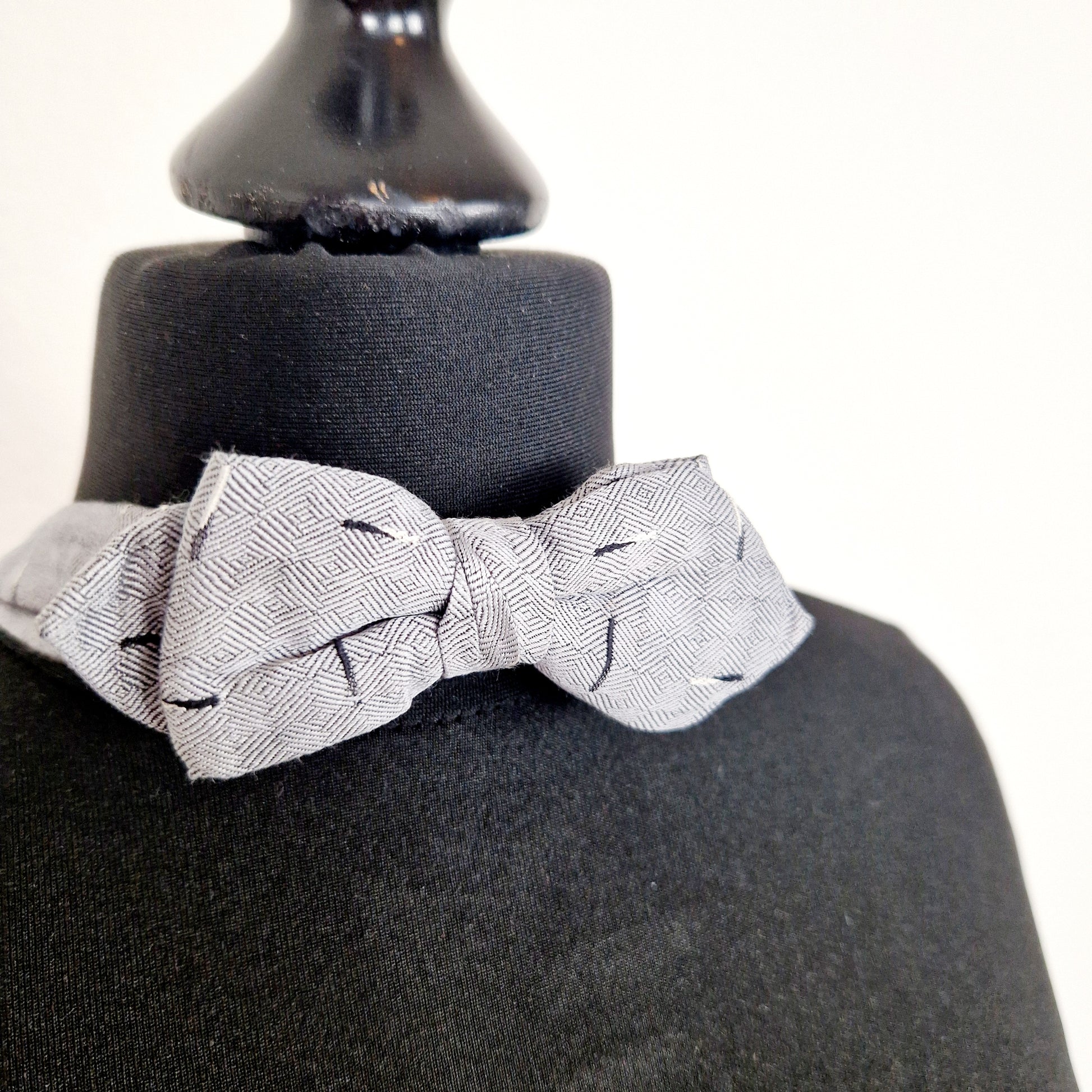 Einzigartige und nachhaltige Vintage Fliege in grau. Unique and sustainble vintage bow tie in grey. Side.