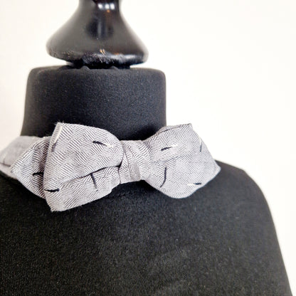 Einzigartige und nachhaltige Vintage Fliege in grau. Unique and sustainble vintage bow tie in grey. Side.