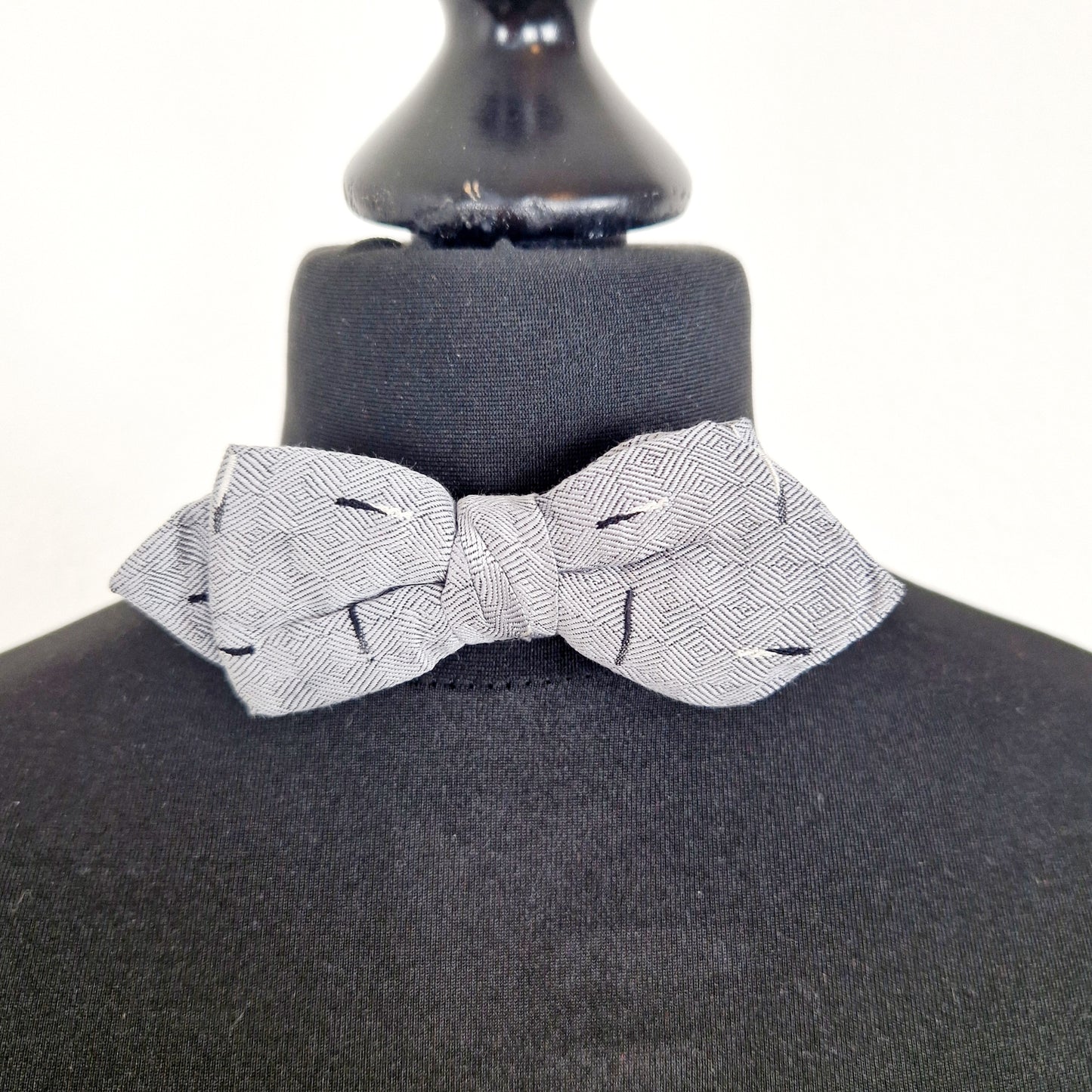 Einzigartige und nachhaltige Vintage Fliege in grau. Unique and sustainble vintage bow tie in grey. Front.