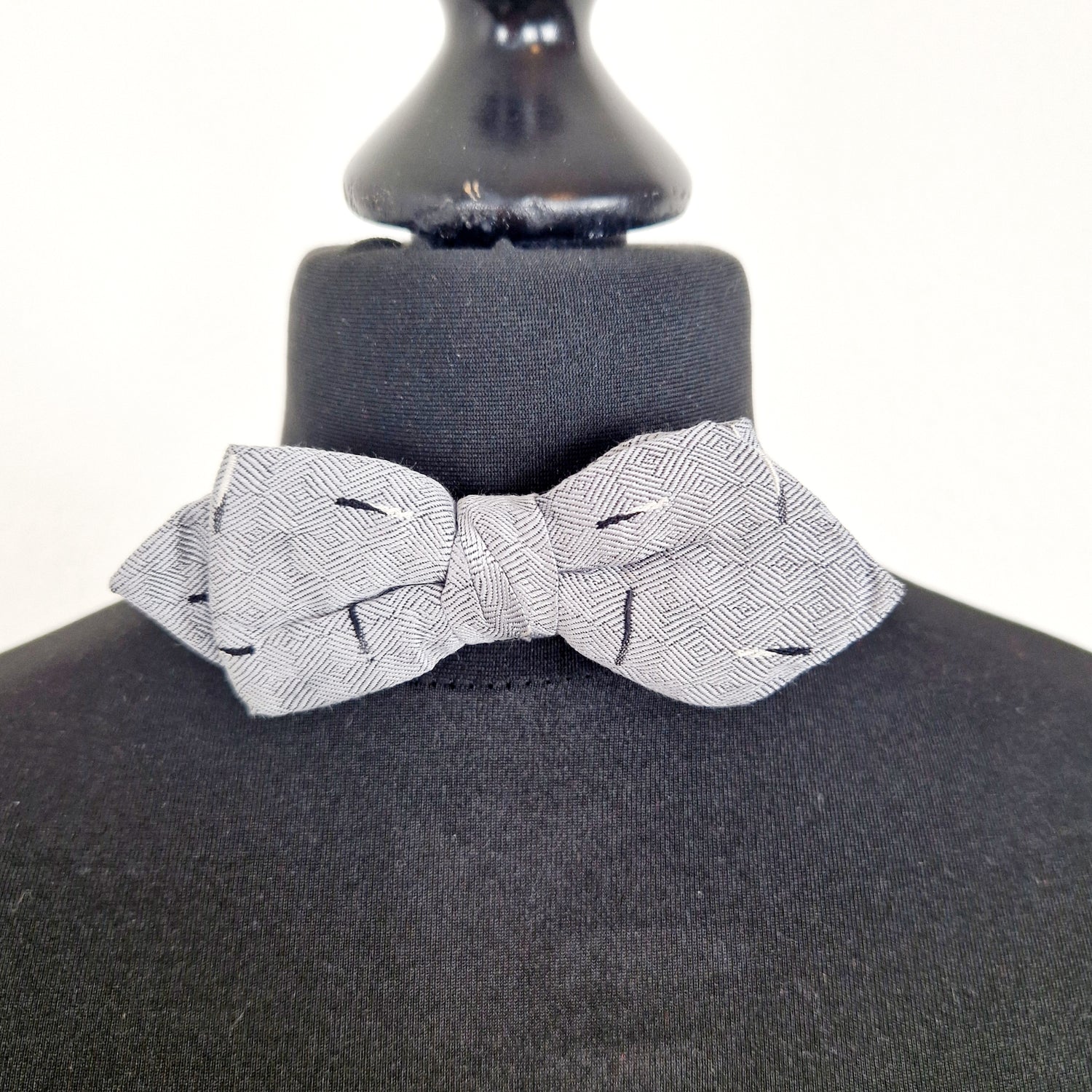 Einzigartige und nachhaltige Vintage Fliege in grau. Unique and sustainble vintage bow tie in grey. Front.