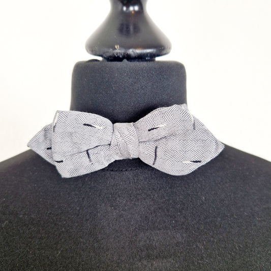 Einzigartige und nachhaltige Vintage Fliege in grau. Unique and sustainble vintage bow tie in grey. Front.