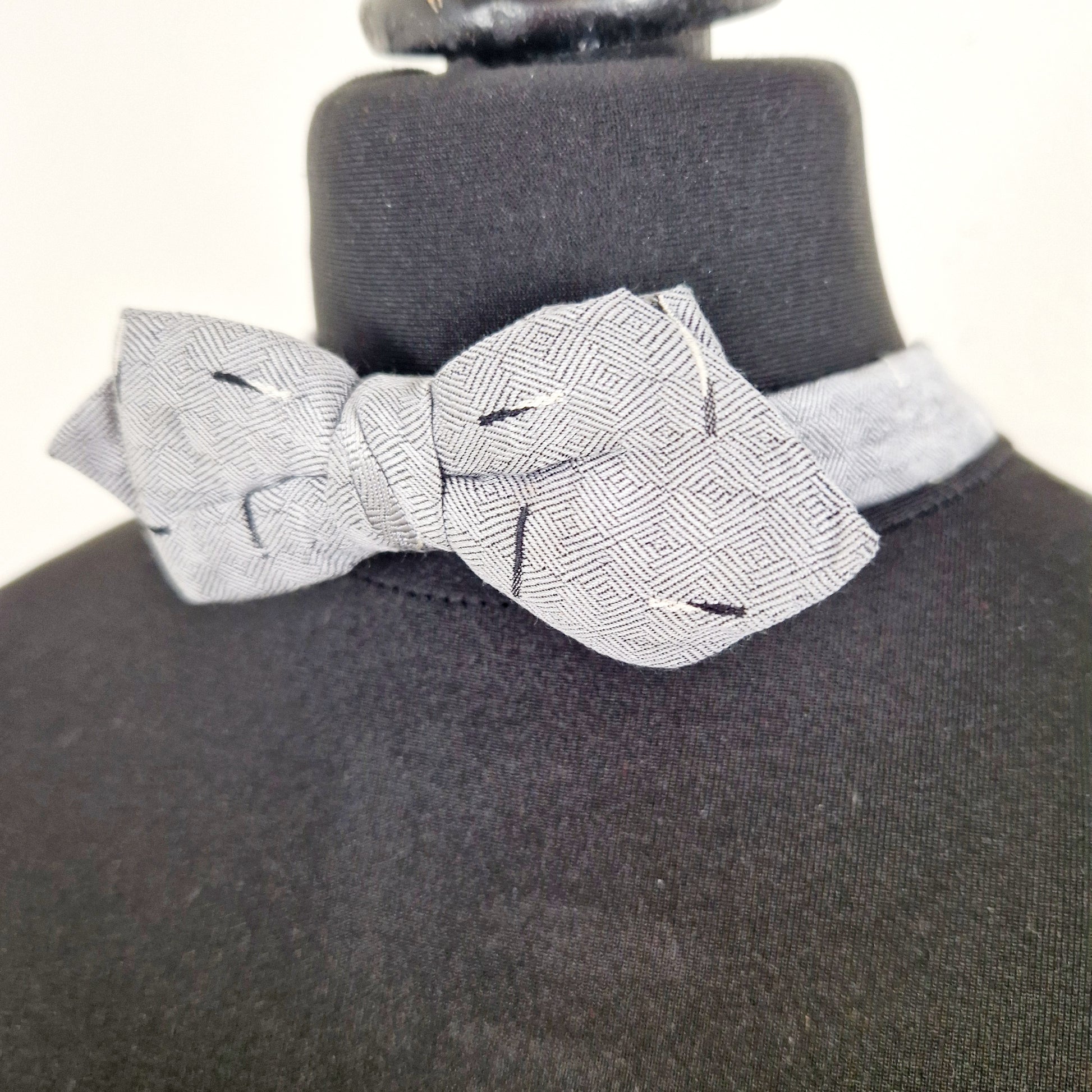 Einzigartige und nachhaltige Vintage Fliege in grau. Unique and sustainble vintage bow tie in grey. Side 2.