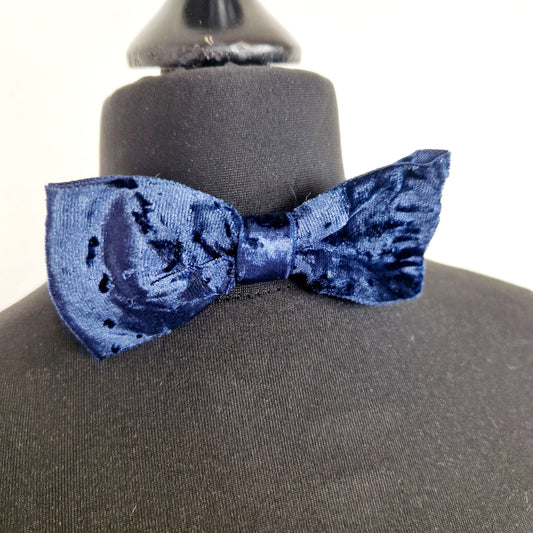 Einzigartige und nachhaltige Vintage Fliege in blau aus Samt. Unique and sustainable vintage bow tie in blue and velvet. Front.