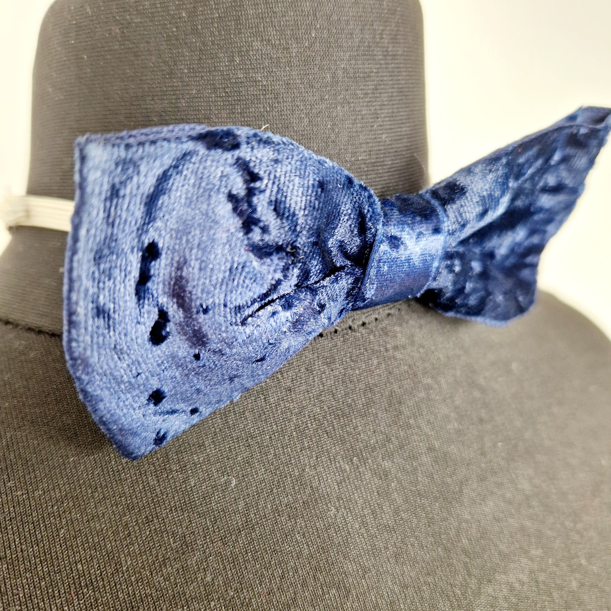Einzigartige und nachhaltige Vintage Fliege in blau aus Samt. Unique and sustainable vintage bow tie in blue and velvet. Side.