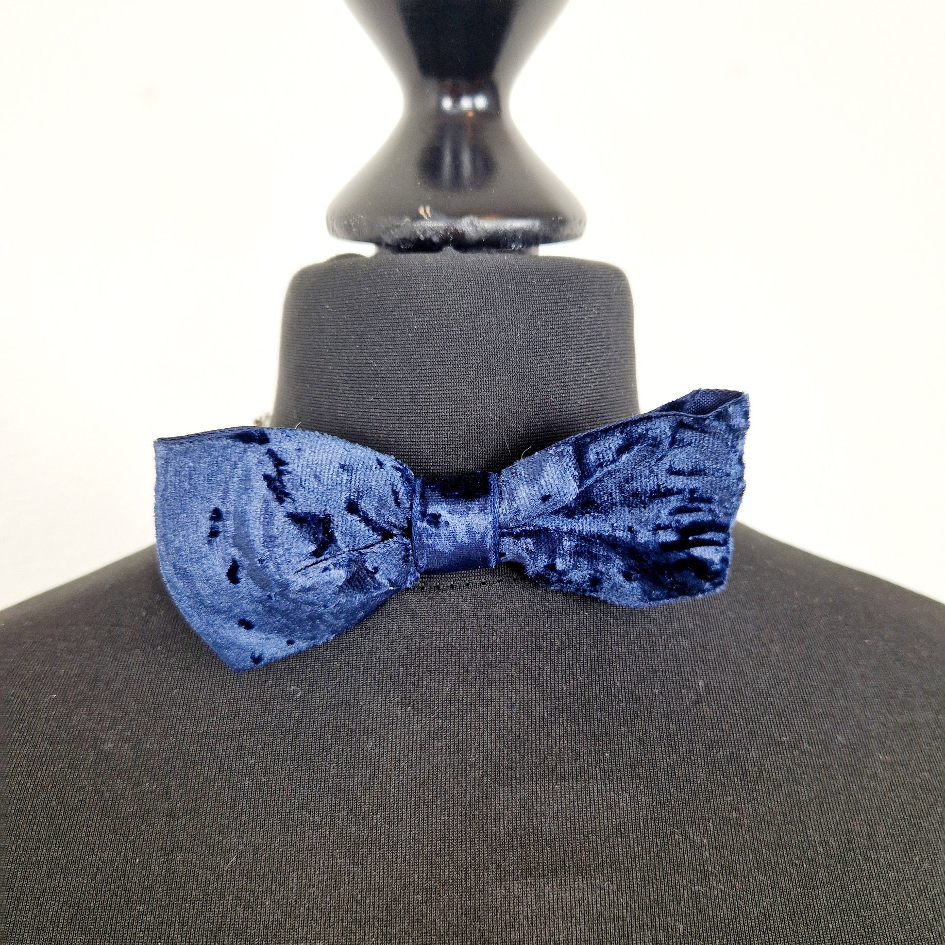 Einzigartige und nachhaltige Vintage Fliege in blau aus Samt. Unique and sustainable vintage bow tie in blue and velvet. Front 2.