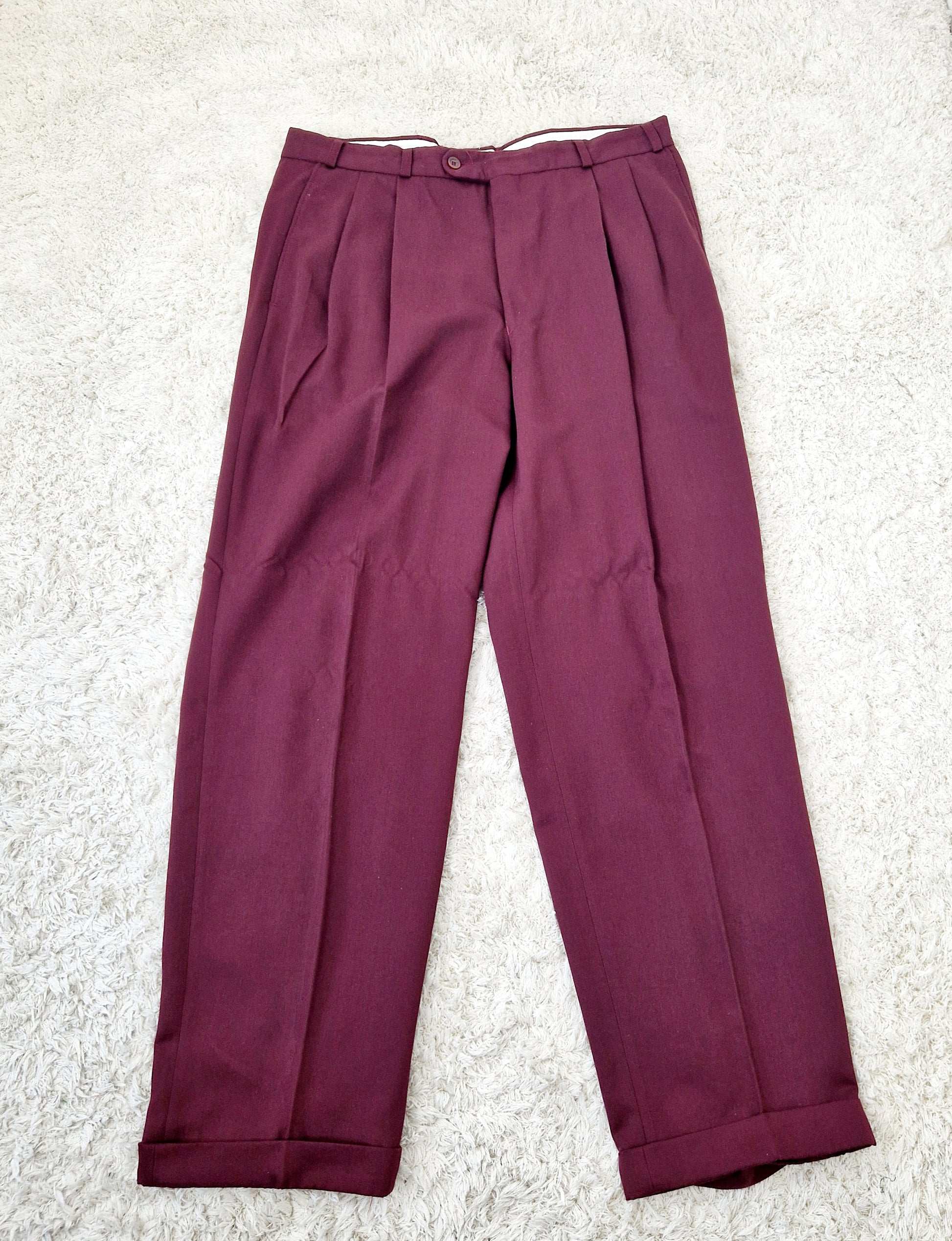 Einzigartiges und nachhaltiges Vintage Set mit Blazer und Hose in aubegine. Unique and sustainable vintage set with blazer and trousers in aubergine. Trousers.