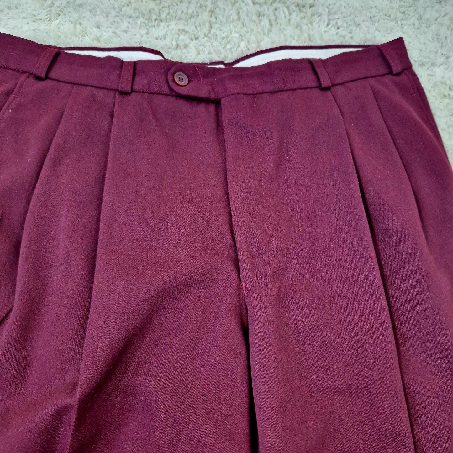 Einzigartiges und nachhaltiges Vintage Set mit Blazer und Hose in aubegine. Unique and sustainable vintage set with blazer and trousers in aubergine. Close-up Trousers.