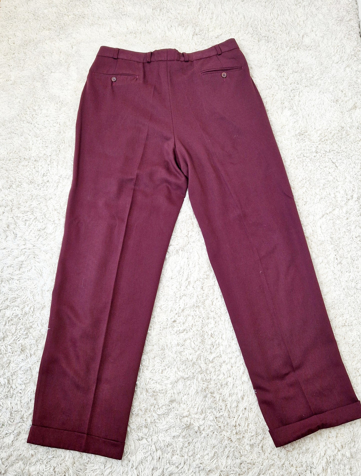Einzigartiges und nachhaltiges Vintage Set mit Blazer und Hose in aubegine. Unique and sustainable vintage set with blazer and trousers in aubergine. Back Trousers.