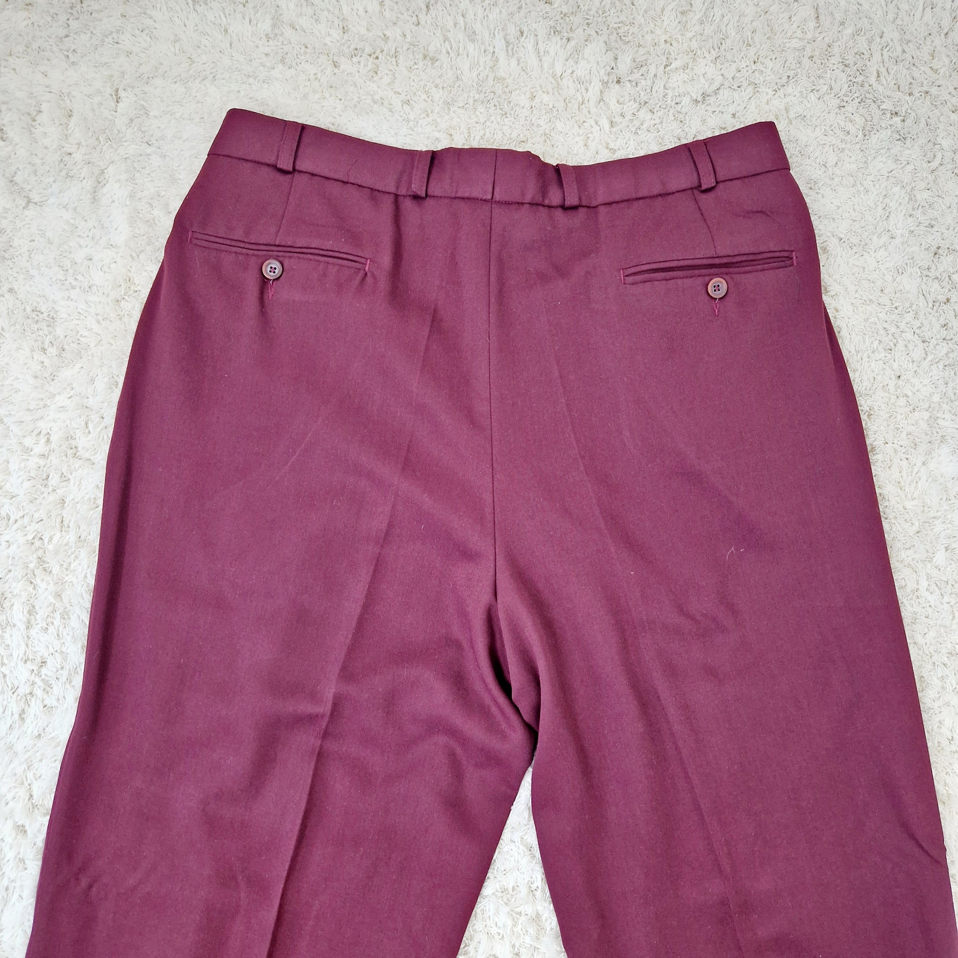 Einzigartiges und nachhaltiges Vintage Set mit Blazer und Hose in aubegine. Unique and sustainable vintage set with blazer and trousers in aubergine. Close-up trousers 2.