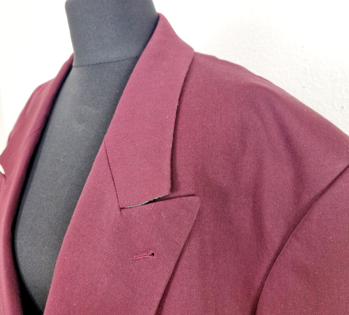 Einzigartiges und nachhaltiges Vintage Set mit Blazer und Hose in aubegine. Unique and sustainable vintage set with blazer and trousers in aubergine. Close-up Blazer.