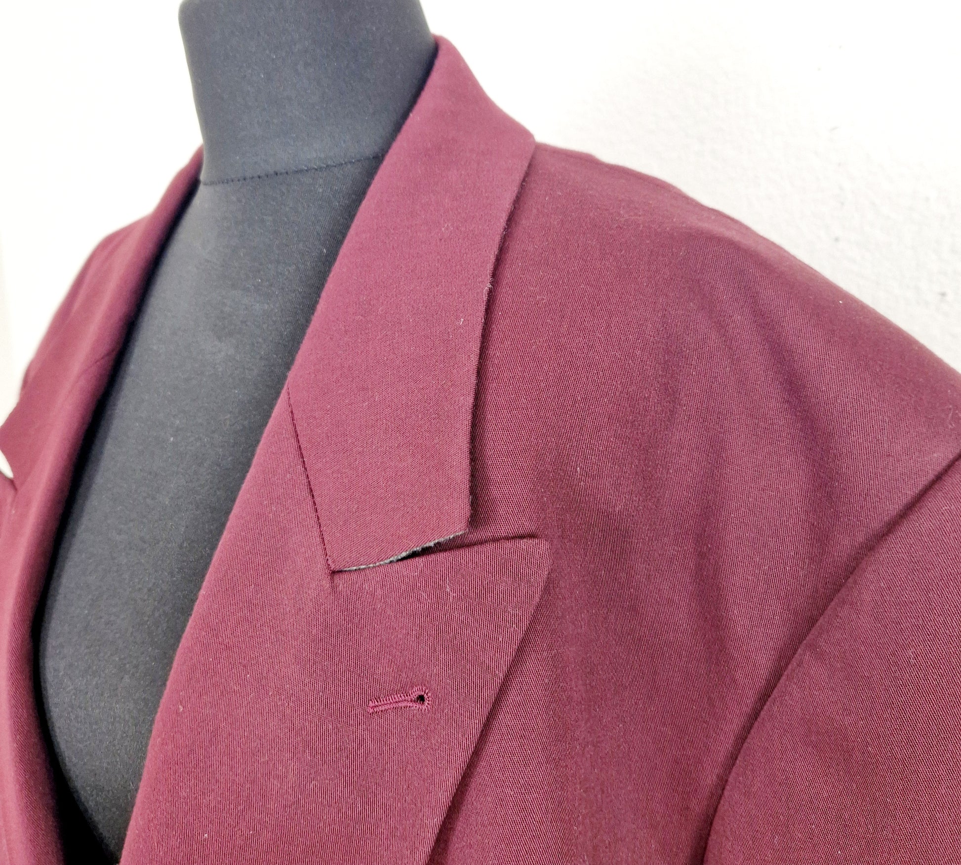 Einzigartiges und nachhaltiges Vintage Set mit Blazer und Hose in aubegine. Unique and sustainable vintage set with blazer and trousers in aubergine. Close-up Blazer.