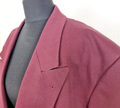 Einzigartiges und nachhaltiges Vintage Set mit Blazer und Hose in aubegine. Unique and sustainable vintage set with blazer and trousers in aubergine. Close-up Blazer.