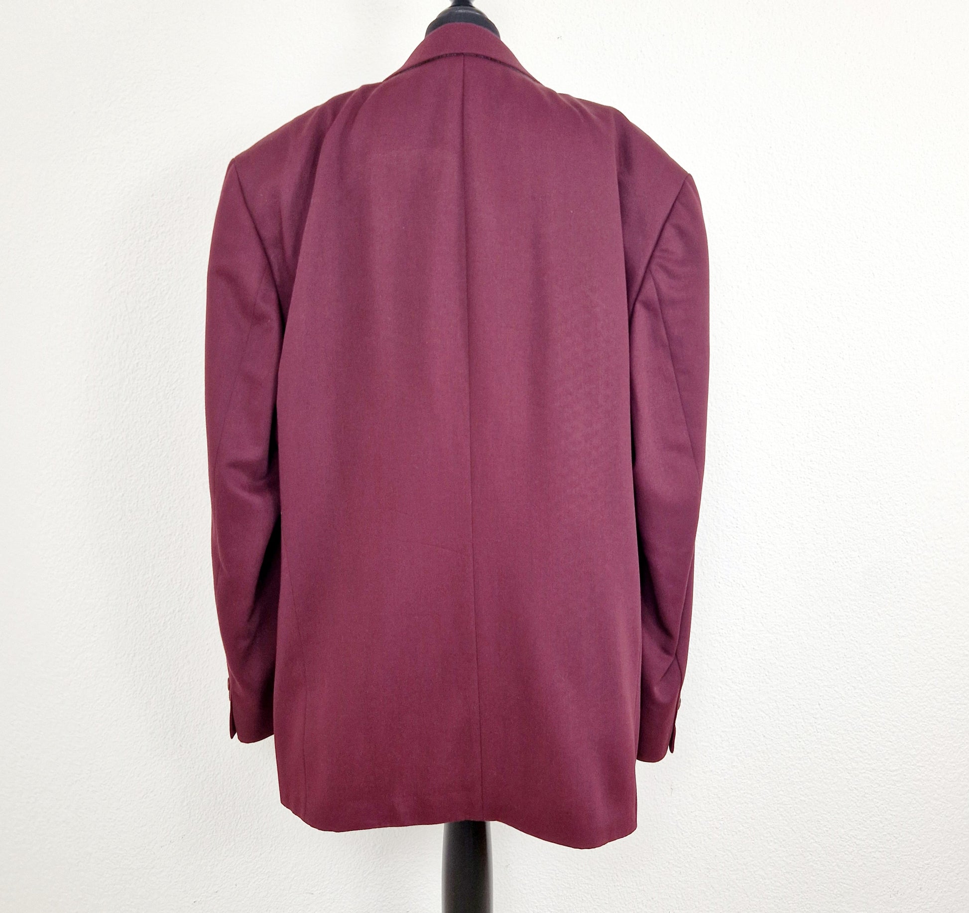 Einzigartiges und nachhaltiges Vintage Set mit Blazer und Hose in aubegine. Unique and sustainable vintage set with blazer and trousers in aubergine. Back Blazer.