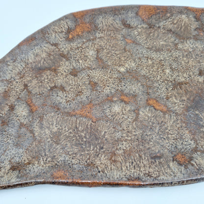 Einzigartige und nachhaltige Vintage Platte in braun. Unique and sustainable vintage plate in brown. Close-up.