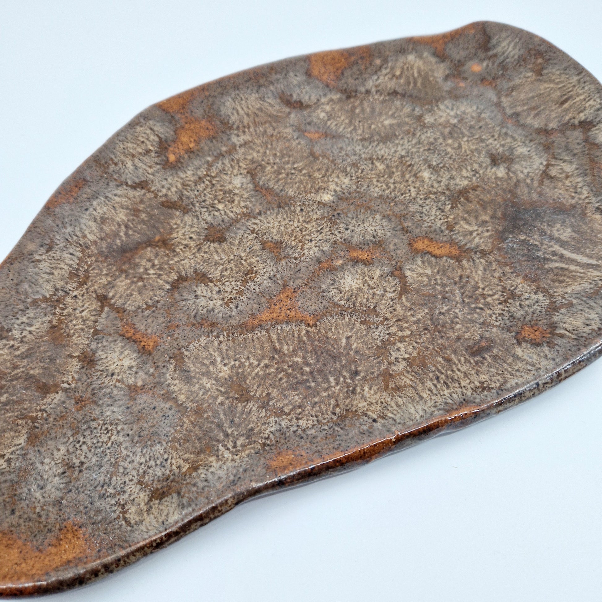 Einzigartige und nachhaltige Vintage Platte in braun. Unique and sustainable vintage plate in brown. Side.