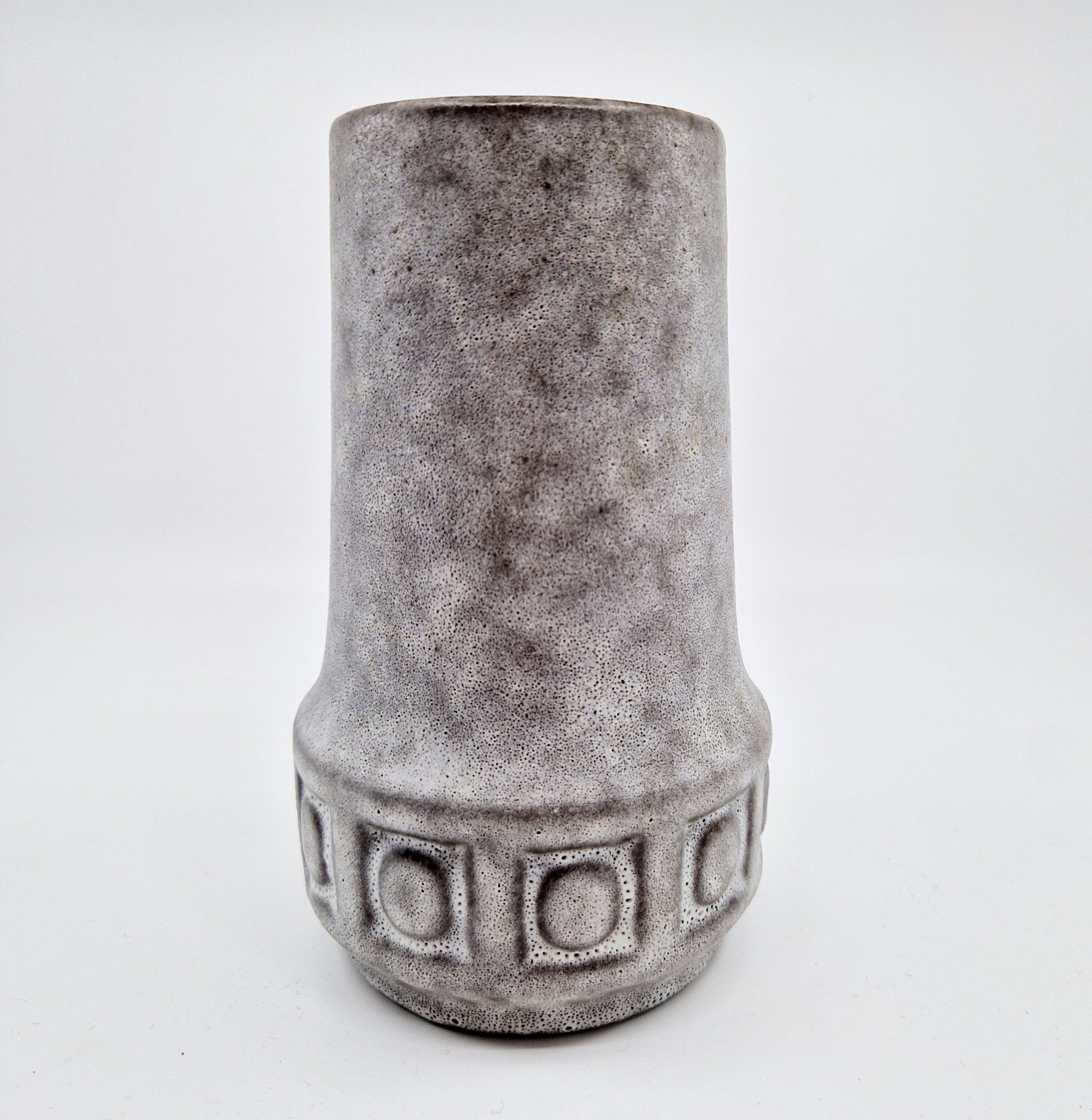 Einzigartige und nachhaltige Vintage Vase in grau von Scheurich. Unique and sustainable vintage vase in grey from Scheurich. Front.