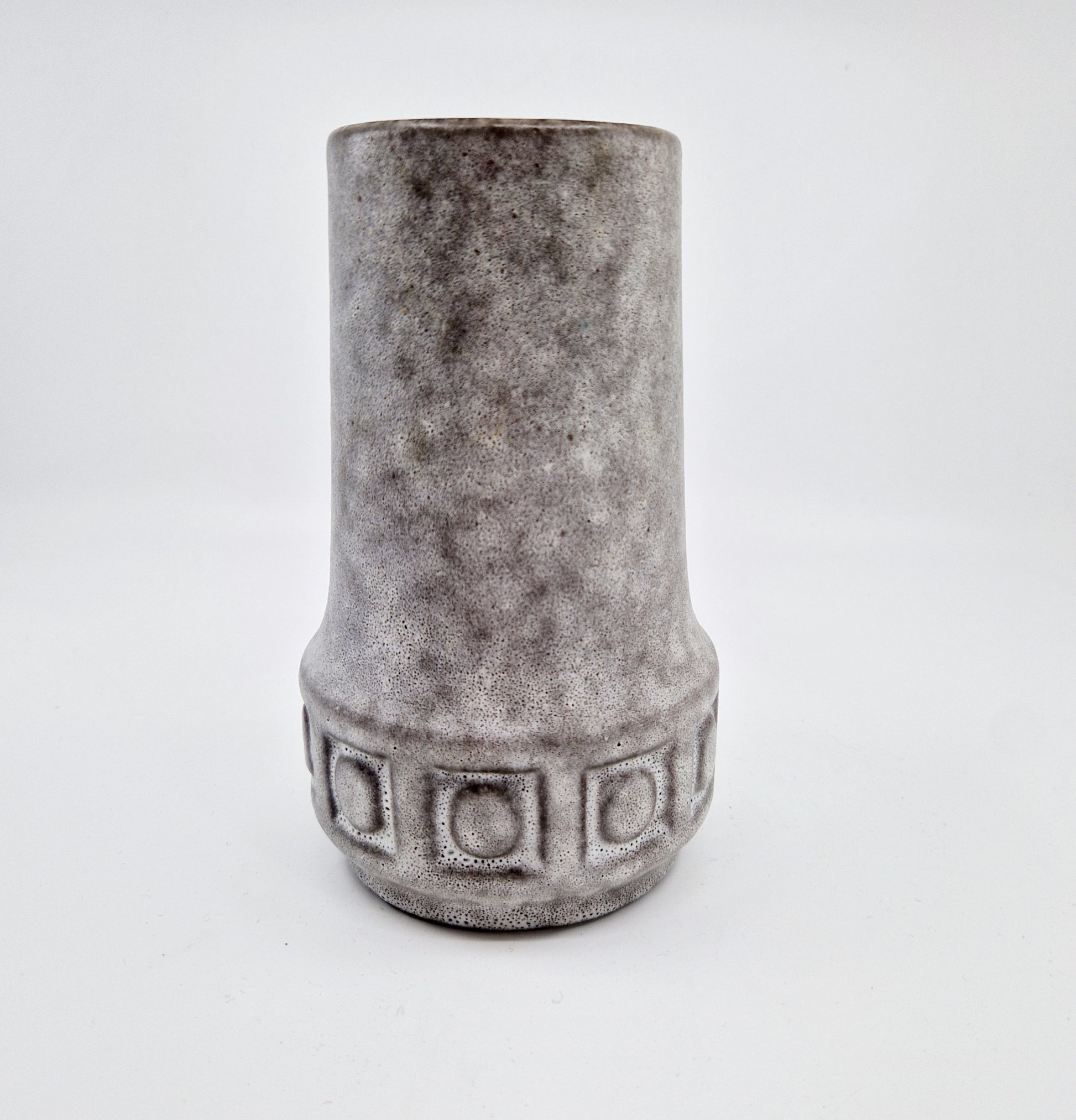 Einzigartige und nachhaltige Vintage Vase in grau von Scheurich. Unique and sustainable vintage vase in grey from Scheurich. Front 2.