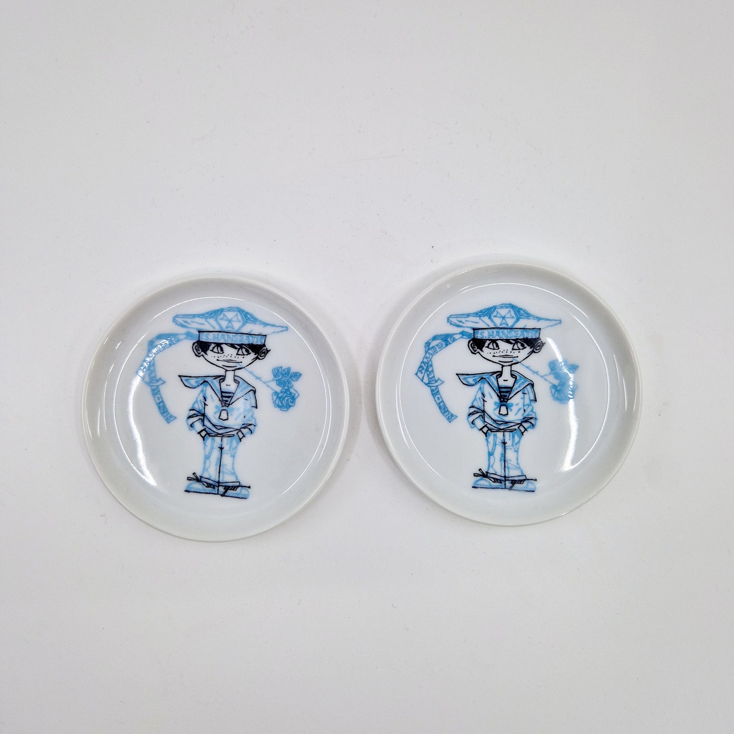 2 einzigartige und nachhaltige Vintage Untersetzer in weiss-blau von Fürstenbeg. 2 unique and sustainable vintage coasters in white-blue from Fürstenberg. Above.