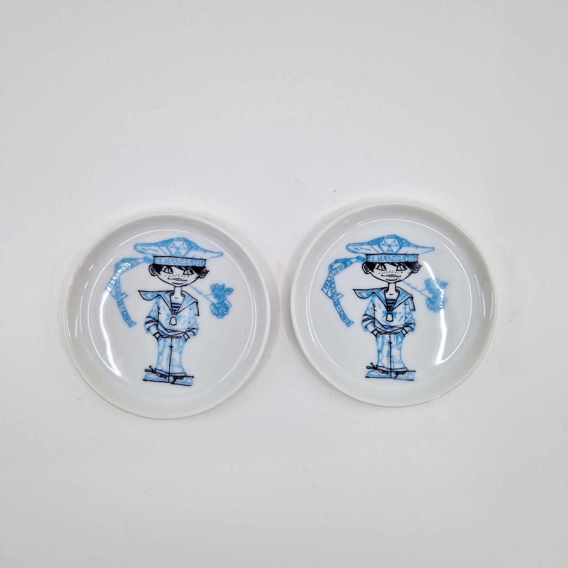 2 einzigartige und nachhaltige Vintage Untersetzer in weiss-blau von Fürstenbeg. 2 unique and sustainable vintage coasters in white-blue from Fürstenberg. Above.