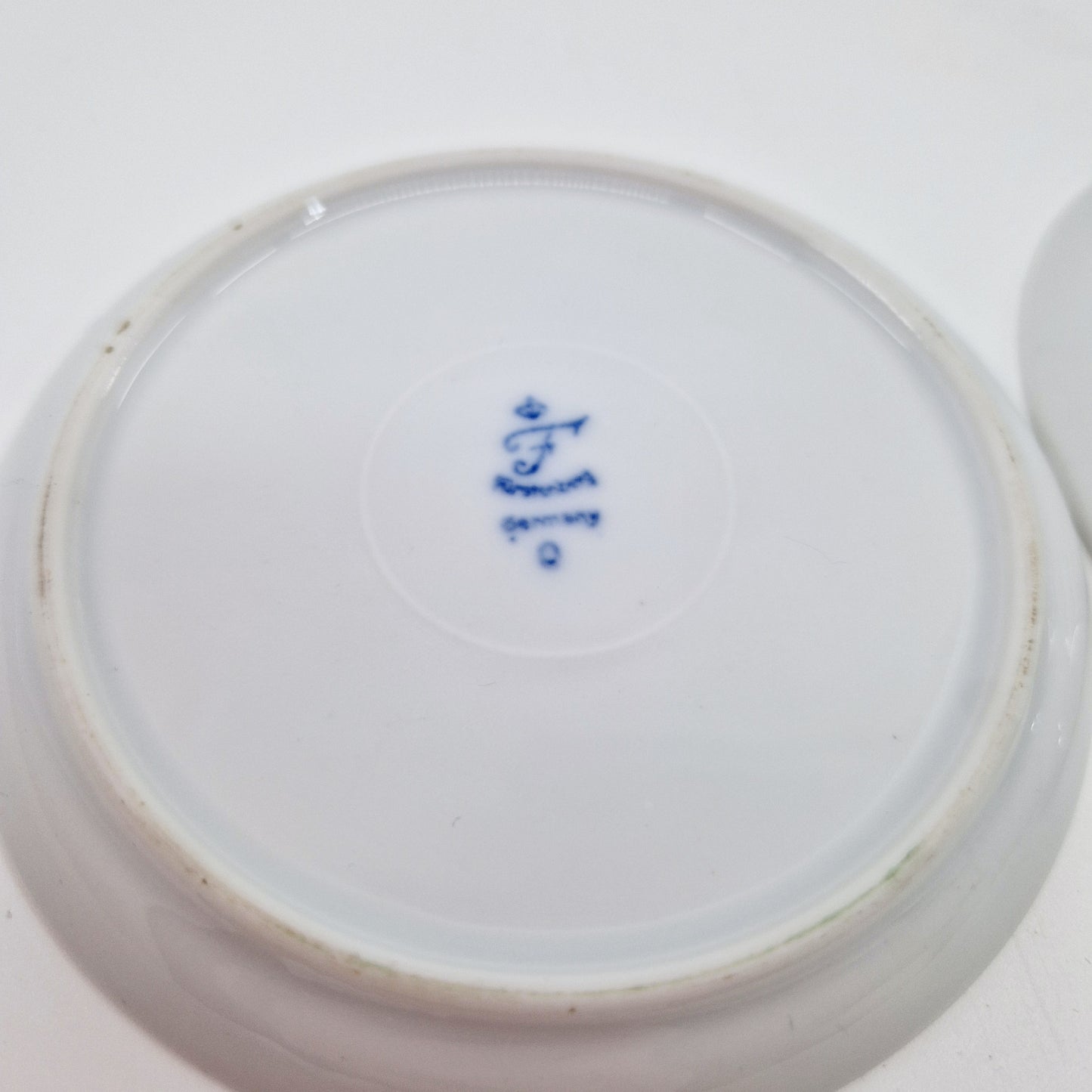 2 einzigartige und nachhaltige Vintage Untersetzer in weiss-blau von Fürstenbeg. 2 unique and sustainable vintage coasters in white-blue from Fürstenberg. Below.