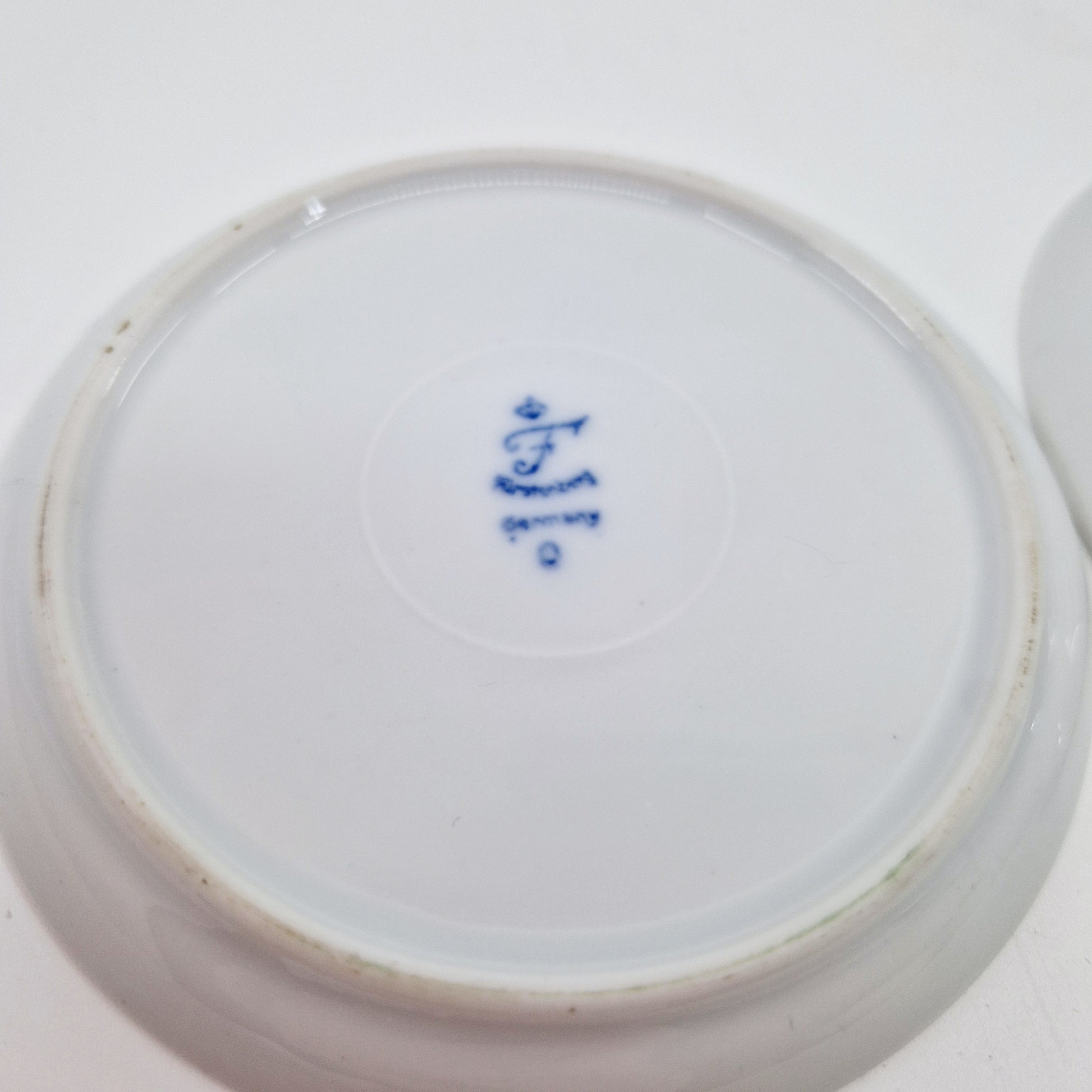 2 einzigartige und nachhaltige Vintage Untersetzer in weiss-blau von Fürstenbeg. 2 unique and sustainable vintage coasters in white-blue from Fürstenberg. Below.