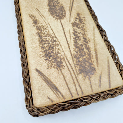 Einzigartiger und nachhaltiger Vintage Topfuntersetzter mit Flieder. Unique and sustainable vintage trivet with lilac. Close-up.