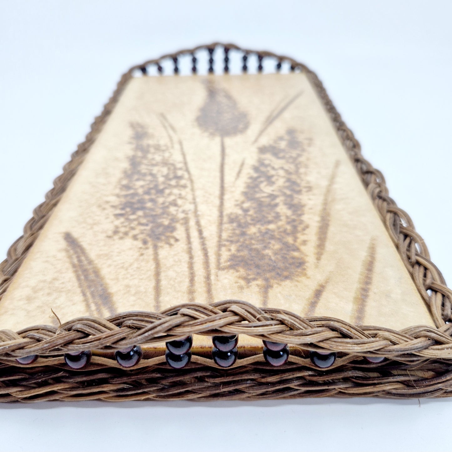 Einzigartiger und nachhaltiger Vintage Topfuntersetzter mit Flieder. Unique and sustainable vintage trivet with lilac. Close-up 2.