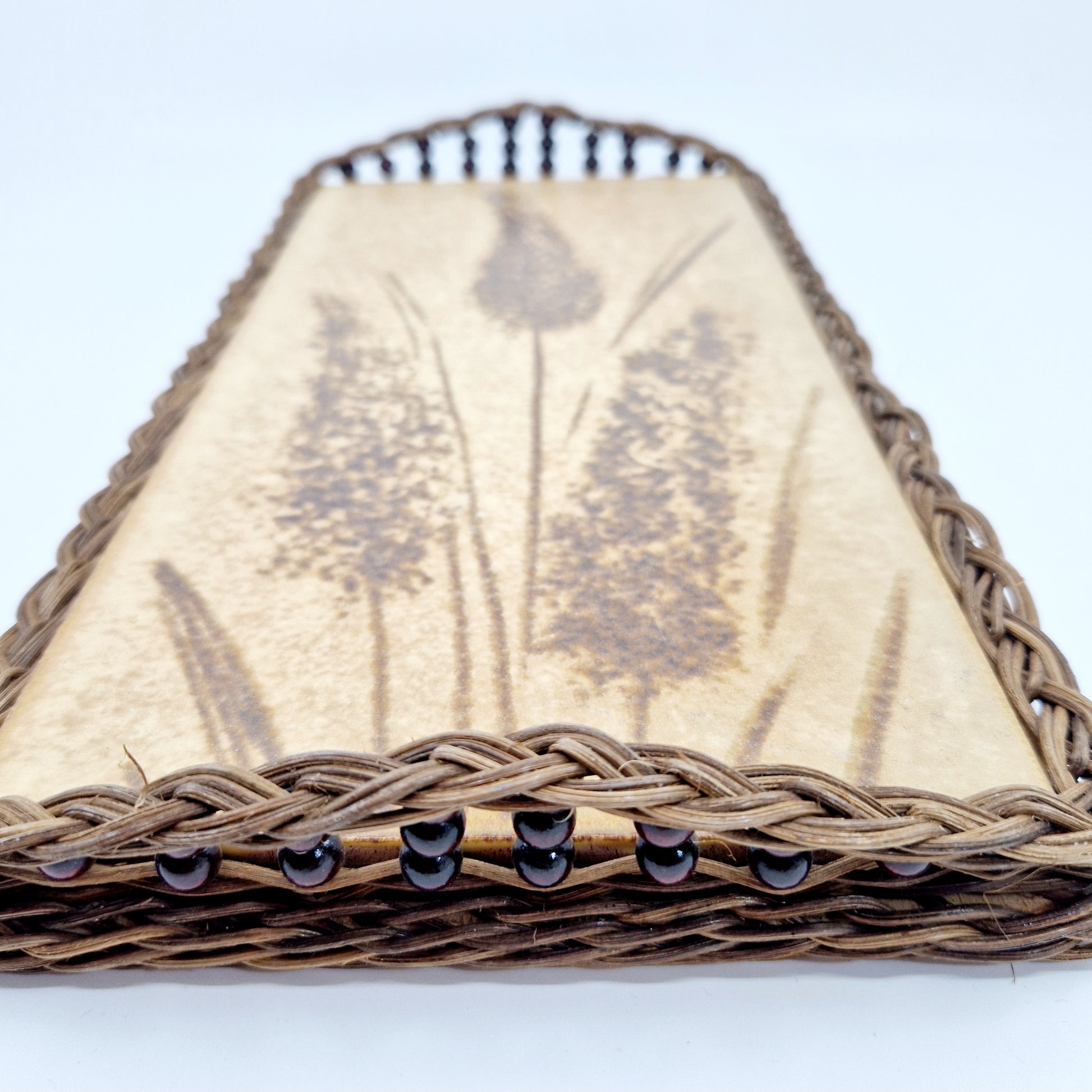 Einzigartiger und nachhaltiger Vintage Topfuntersetzter mit Flieder. Unique and sustainable vintage trivet with lilac. Close-up 2.