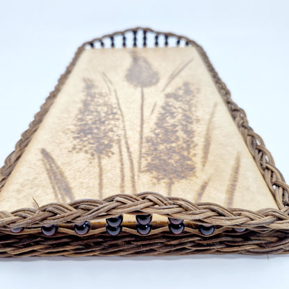 Einzigartiger und nachhaltiger Vintage Topfuntersetzter mit Flieder. Unique and sustainable vintage trivet with lilac. Close-up 2.