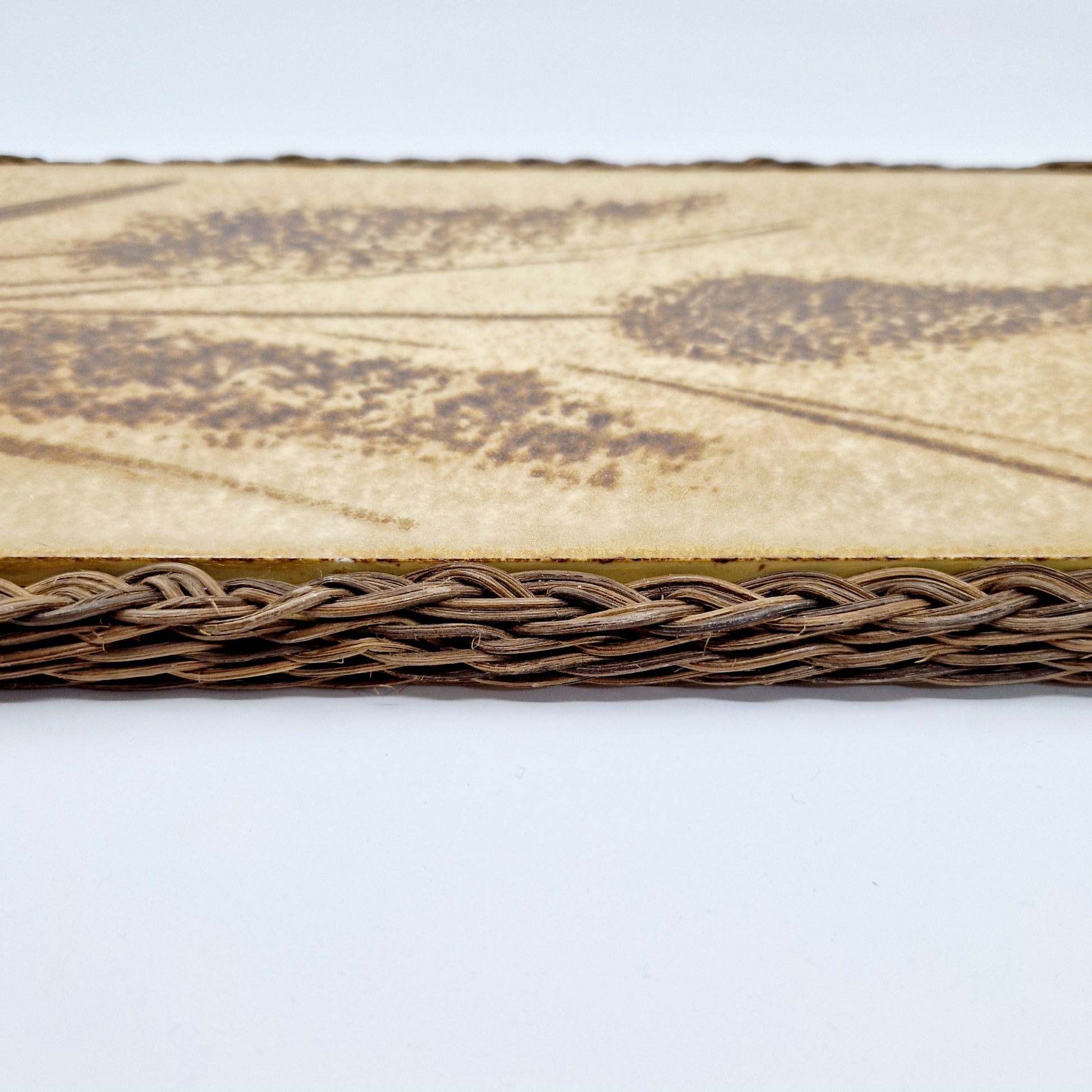 Einzigartiger und nachhaltiger Vintage Topfuntersetzter mit Flieder. Unique and sustainable vintage trivet with lilac. Side.