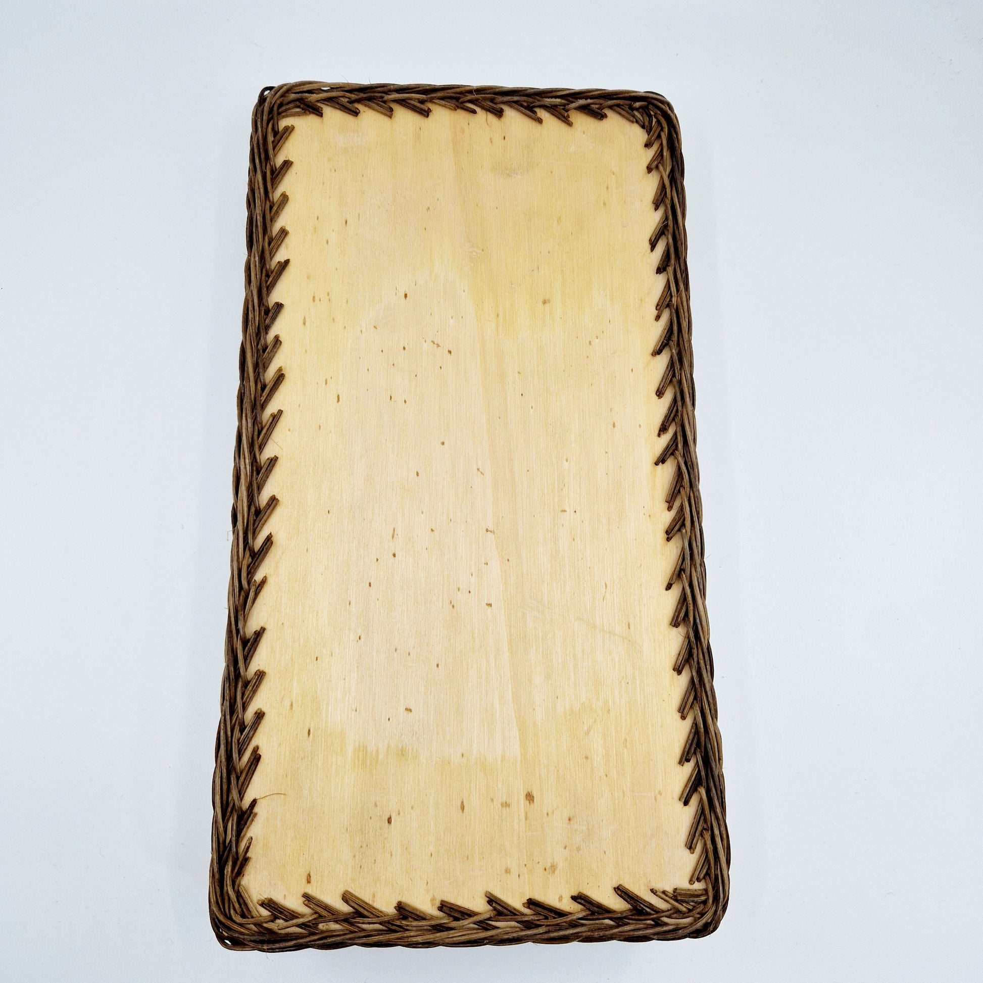 Einzigartiger und nachhaltiger Vintage Topfuntersetzter mit Flieder. Unique and sustainable vintage trivet with lilac. Below.