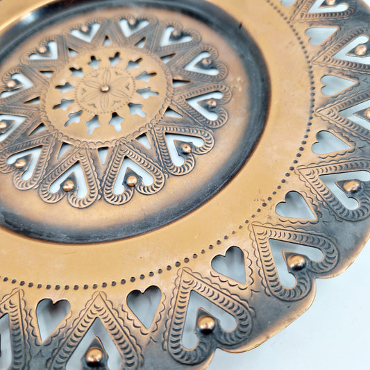 Einzigartiger und nachhaltiger Vintage Teller, kupferfarben. Unique and sustainable vintage coppery plate. Close-up.