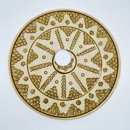 Einzigartiger und nachhaltiger Vintage Wandteller in eierschale. Unique and sustainable vintage wall plate in off-white. Token of scale.