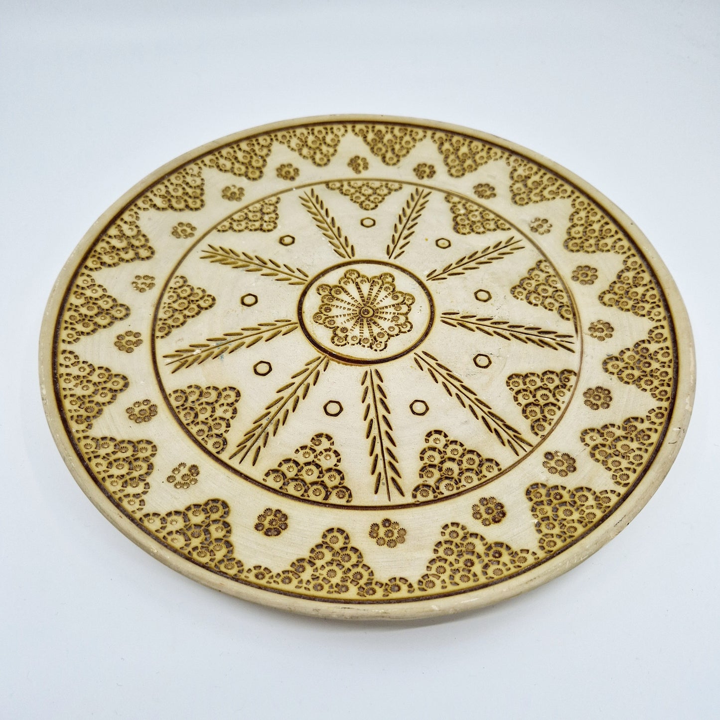 Einzigartiger und nachhaltiger Vintage Wandteller in eierschale. Unique and sustainable vintage wall plate in off-white. Side.