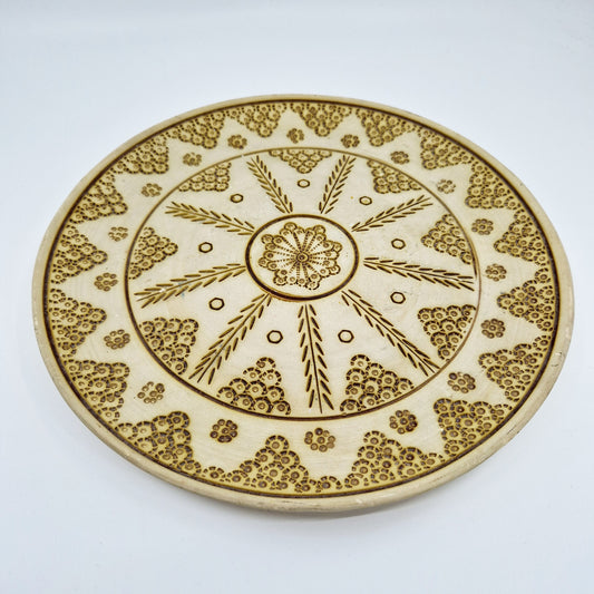 Einzigartiger und nachhaltiger Vintage Wandteller in eierschale. Unique and sustainable vintage wall plate in off-white. Side.