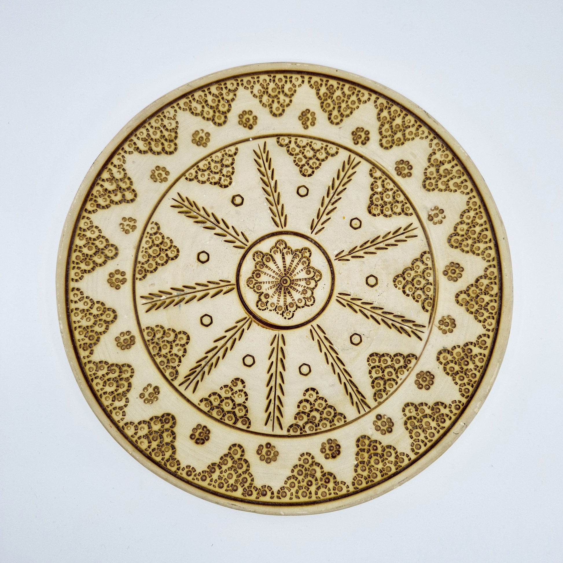 Einzigartiger und nachhaltiger Vintage Wandteller in eierschale. Unique and sustainable vintage wall plate in off-white. Above.