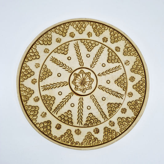 Einzigartiger und nachhaltiger Vintage Wandteller in eierschale. Unique and sustainable vintage wall plate in off-white. Above.
