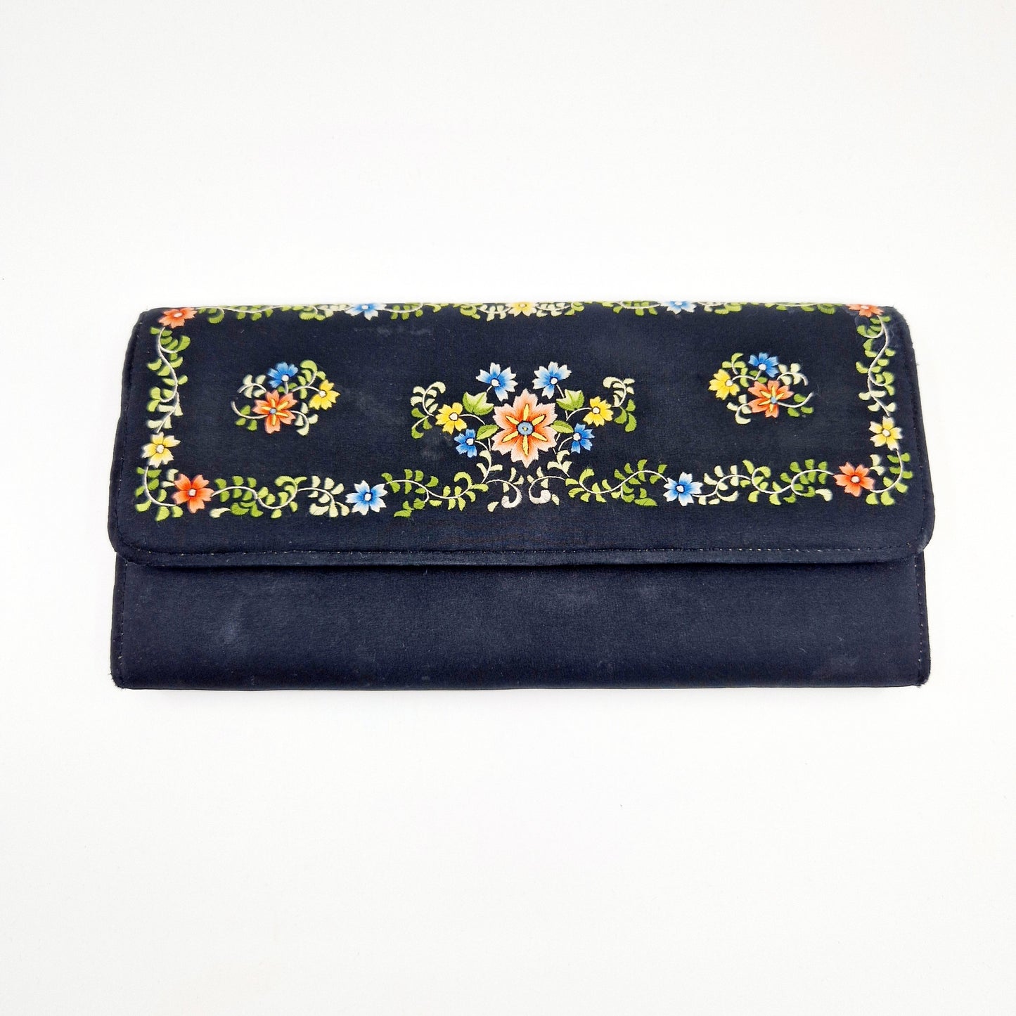 Einzigartige und nachhaltige Vintage Clutch in schwarz mit Blumen. Unique and sustainable vintage clutch in black with flowers. Front.