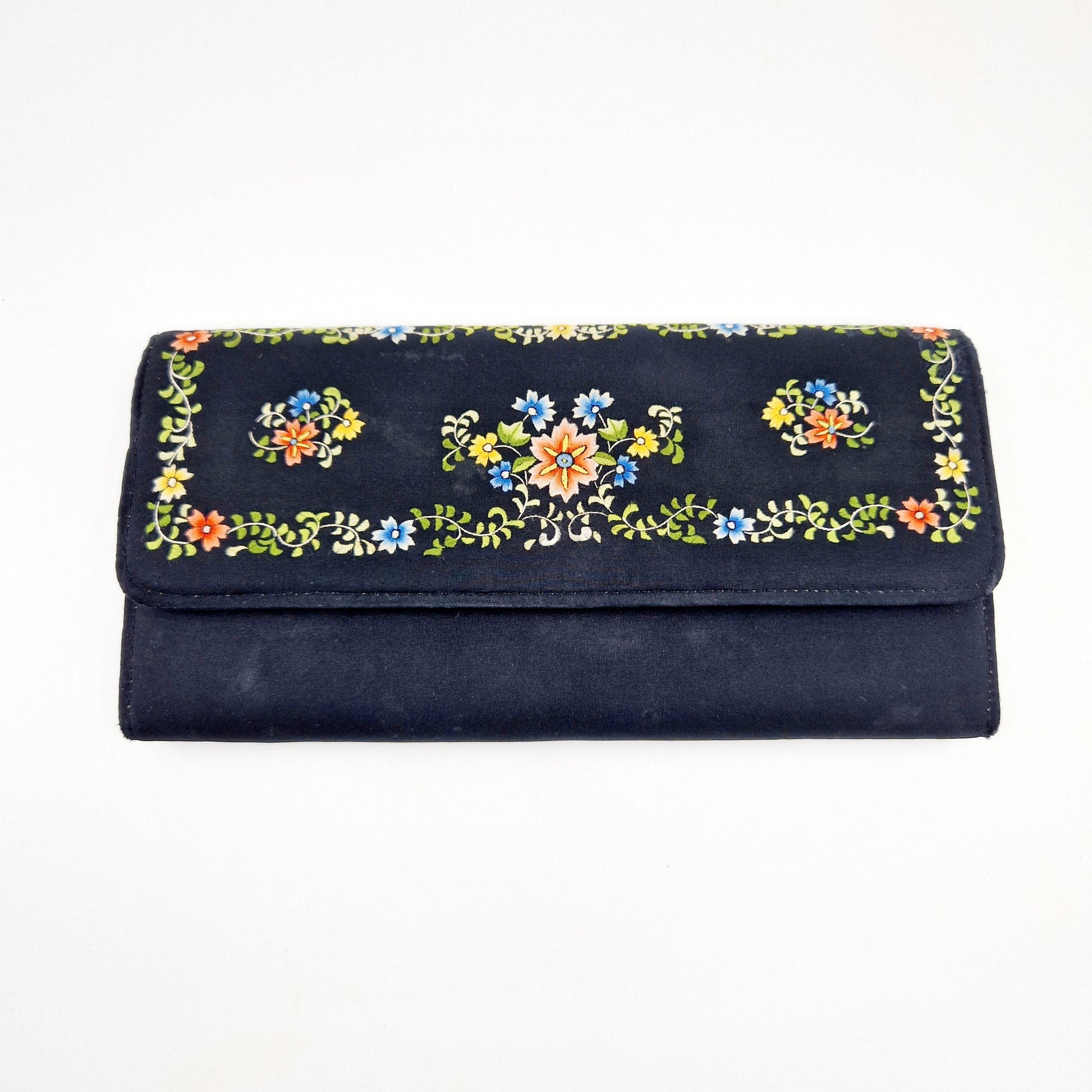 Einzigartige und nachhaltige Vintage Clutch in schwarz mit Blumen. Unique and sustainable vintage clutch in black with flowers. Front.