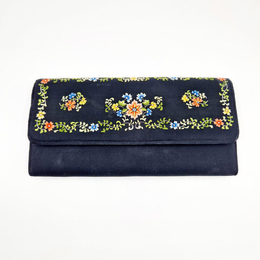 Einzigartige und nachhaltige Vintage Clutch in schwarz mit Blumen. Unique and sustainable vintage clutch in black with flowers. Front.