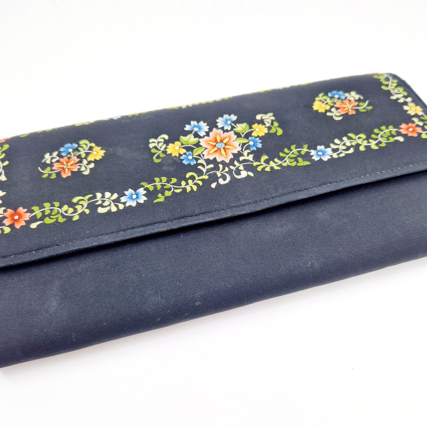 Einzigartige und nachhaltige Vintage Clutch in schwarz mit Blumen. Unique and sustainable vintage clutch in black with flowers. Side.