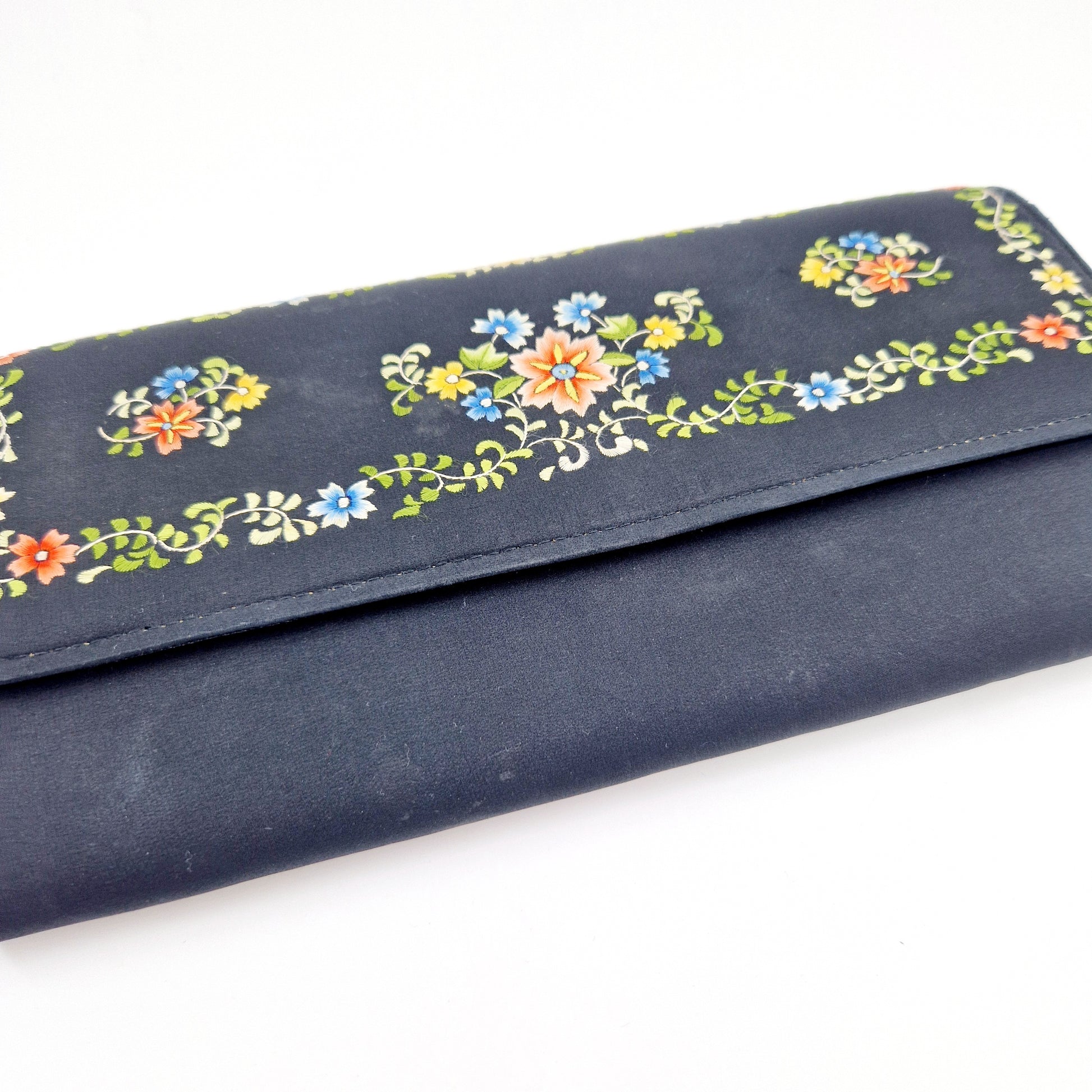Einzigartige und nachhaltige Vintage Clutch in schwarz mit Blumen. Unique and sustainable vintage clutch in black with flowers. Side.