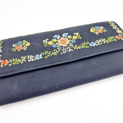Einzigartige und nachhaltige Vintage Clutch in schwarz mit Blumen. Unique and sustainable vintage clutch in black with flowers. Side.