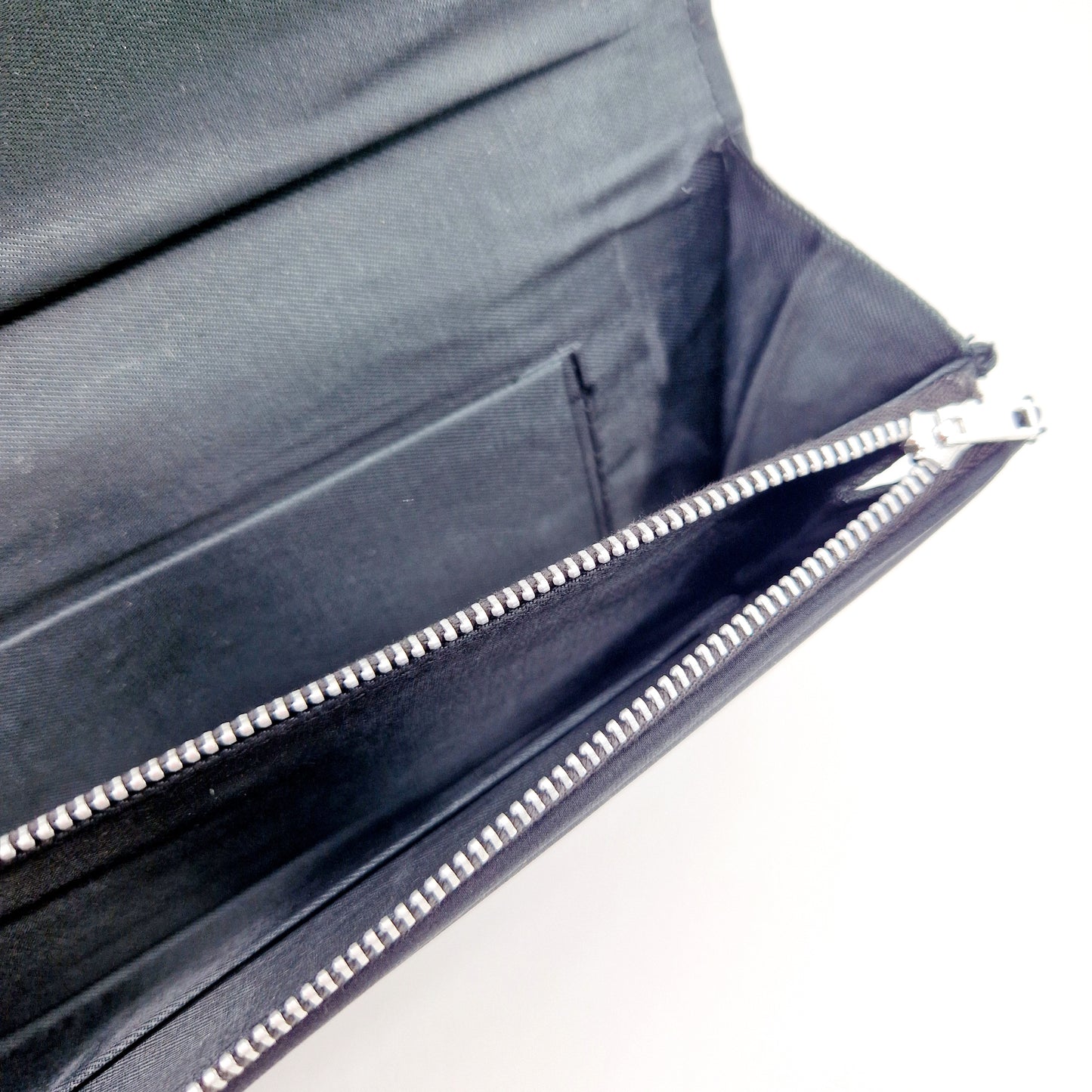 Einzigartige und nachhaltige Vintage Clutch in schwarz mit Blumen. Unique and sustainable vintage clutch in black with flowers. Inside.