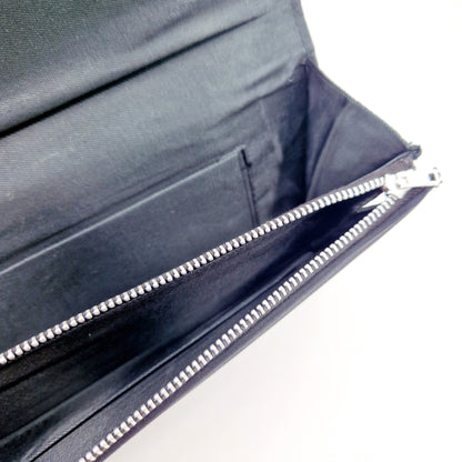 Einzigartige und nachhaltige Vintage Clutch in schwarz mit Blumen. Unique and sustainable vintage clutch in black with flowers. Inside.